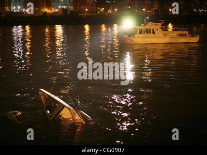 ST. PAUL - 15.06.07 - ein Vergnügen Boot auftanken an einer Anlegestelle in der Nähe von Harriet Insel auf dem Mississippi in St. Paul explodierte Freitagabend. .. AUF diesem Foto: Ein Coast Guard Hilfs Patrouillenboot überprüft auf dem teilweise untergetauchten Boot der aufgelösten früheren Freitagabend.  (Kredit-Bild: © Minneapolis Sta Stockfoto