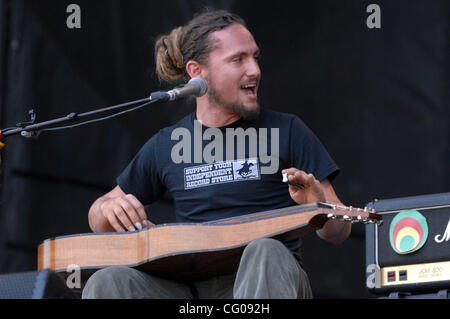 17. Juni 2007 Manchester, TN; USA, Musiker JOHN BUTLER TRIO tritt im Rahmen des 2007 Bonnaroo Music and Arts Festival, das in Manchester stattfand. Copyright 2007 Jason Moore. Obligatorische Credit: Jason Moore Stockfoto