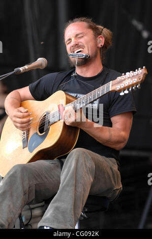 17. Juni 2007 Manchester, TN; USA, Musiker JOHN BUTLER TRIO tritt im Rahmen des 2007 Bonnaroo Music and Arts Festival, das in Manchester stattfand. Copyright 2007 Jason Moore. Obligatorische Credit: Jason Moore Stockfoto