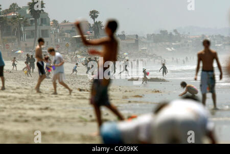 18. Juni 2007, Oceanside, Ca.USA. Strandurlauber füllte den Sand in Oceanside Montag. Der erste Tag des Sommers ist Donnerstag, den 21. Juni.   Obligatorische Credit: Foto von Don Kohlbauer/San Diego Union Tribune/Zuma Press. Copyright 2007. San Diego Union-Tribune. Stockfoto