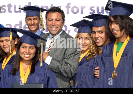 21. Juni 2007 - gratuliert Los Angeles, CA, USA - OSCAR DE LA HOYA Absolventen, nachdem er die Rede von Beginn an Oscar De La Hoya Animo Charter High School Abschluss Zeremonie gab. Die Klasse des Jahres 2007 ist die erste Klasse von der Schule zu absolvieren, und rangiert in der Top zehn Prozent wenn hohe scho Stockfoto