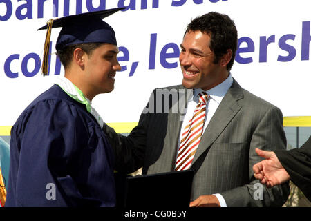 21. Juni 2007 - gratuliert Los Angeles, CA, USA - OSCAR DE LA HOYA Absolventen, nachdem er die Rede von Beginn an Oscar De La Hoya Animo Charter High School Abschluss Zeremonie gab. Die Klasse des Jahres 2007 ist die erste Klasse von der Schule zu absolvieren, und rangiert in der Top zehn Prozent wenn hohe scho Stockfoto