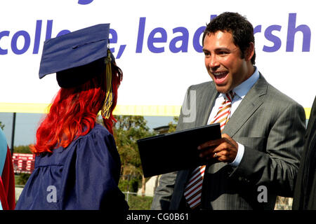 21. Juni 2007 - gratuliert Los Angeles, CA, USA - OSCAR DE LA HOYA Absolventen, nachdem er die Rede von Beginn an Oscar De La Hoya Animo Charter High School Abschluss Zeremonie gab. Die Klasse des Jahres 2007 ist die erste Klasse von der Schule zu absolvieren, und rangiert in der Top zehn Prozent wenn hohe scho Stockfoto