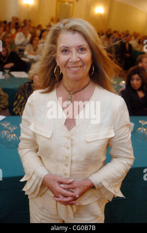 Esther Müller, Mitgründer und Lehrmeister, der Immobilien-Akademie veranstaltet ein Seminar mit dem Titel "Nachrichten, Meinungen und aktuelle Immobilientrends" in den Konferenzräumen der New York Athletic Club am Central Park South. Stockfoto