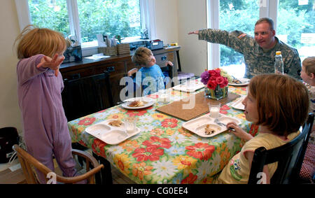 23. Juni 2007 - St. Paul, MN, USA - Chief Warrant Officer RON MICHAEL grüßt seine Kinder. (Kredit-Bild: © Joey McLeister/Minneapolis Star Tribune/ZUMA Press) Stockfoto