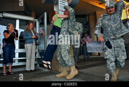 23. Juni 2007 - St. Paul, MN, USA - Chief Warrant Officer RON MICHAEL grüßt seine Kinder. (Kredit-Bild: © Joey McLeister/Minneapolis Star Tribune/ZUMA Press) Stockfoto