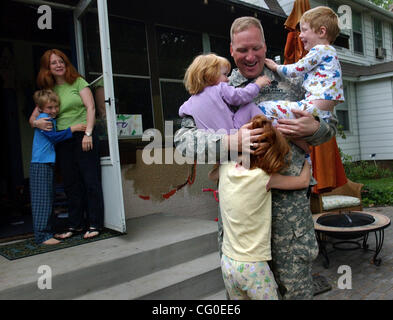 23. Juni 2007 - St. Paul, MN, USA - Chief Warrant Officer RON MICHAEL grüßt seine Kinder. (Kredit-Bild: © Joey McLeister/Minneapolis Star Tribune/ZUMA Press) Stockfoto