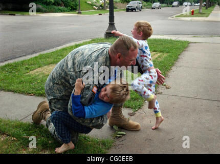 23. Juni 2007 - St. Paul, MN, USA - Chief Warrant Officer ROn MICHAEL grüßt seine Kinder. (Kredit-Bild: © Joey McLeister/Minneapolis Star Tribune/ZUMA Press) Stockfoto