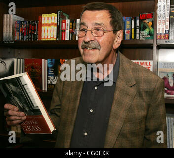 26. Juni 2007 - New York, NY, USA - Nobelpreis gewinnen deutschen Schriftsteller Günter GRASS fördert die englische Übersetzung seines neuen Buches "die Zwiebel schälen: A Memoir" Barnes & Noble Buchhandlung-Union Square.  Günter Grass, berühmt für seine vielen Bücher, die Auseinandersetzung mit der deutschen Nazi-Vergangenheit erst vor kurzem zugelassen h Stockfoto