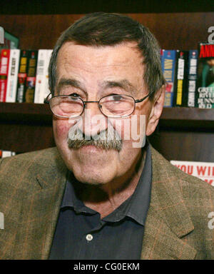 26. Juni 2007 - New York, NY, USA - Nobelpreis gewinnen deutschen Schriftsteller Günter GRASS fördert die englische Übersetzung seines neuen Buches "die Zwiebel schälen: A Memoir" Barnes & Noble Buchhandlung-Union Square.  Günter Grass, berühmt für seine vielen Bücher, die Auseinandersetzung mit der deutschen Nazi-Vergangenheit erst vor kurzem zugelassen h Stockfoto