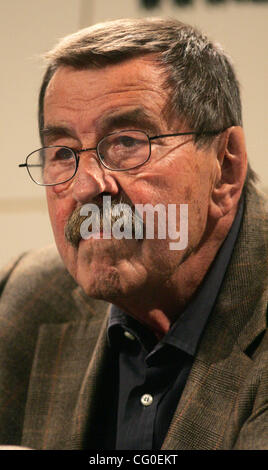 26. Juni 2007 - New York, NY, USA - Nobelpreis gewinnen deutschen Schriftsteller Günter GRASS fördert die englische Übersetzung seines neuen Buches "die Zwiebel schälen: A Memoir" Barnes & Noble Buchhandlung-Union Square.  Günter Grass, berühmt für seine vielen Bücher, die Auseinandersetzung mit der deutschen Nazi-Vergangenheit erst vor kurzem zugelassen h Stockfoto