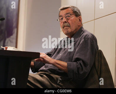 26. Juni 2007 - New York, NY, USA - Nobelpreis gewinnen deutschen Schriftsteller Günter GRASS fördert die englische Übersetzung seines neuen Buches "die Zwiebel schälen: A Memoir" Barnes & Noble Buchhandlung-Union Square.  Günter Grass, berühmt für seine vielen Bücher, die Auseinandersetzung mit der deutschen Nazi-Vergangenheit erst vor kurzem zugelassen h Stockfoto