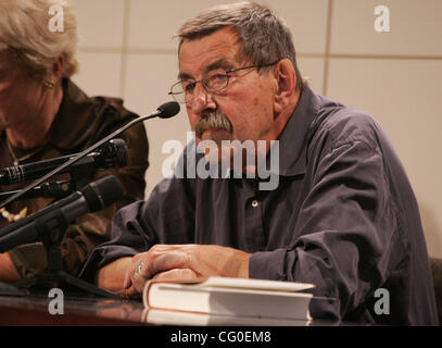 26. Juni 2007 - New York, NY, USA - Nobelpreis gewinnen deutschen Schriftsteller Günter GRASS fördert die englische Übersetzung seines neuen Buches "die Zwiebel schälen: A Memoir" Barnes & Noble Buchhandlung-Union Square.  Günter Grass, berühmt für seine vielen Bücher, die Auseinandersetzung mit der deutschen Nazi-Vergangenheit erst vor kurzem zugelassen h Stockfoto