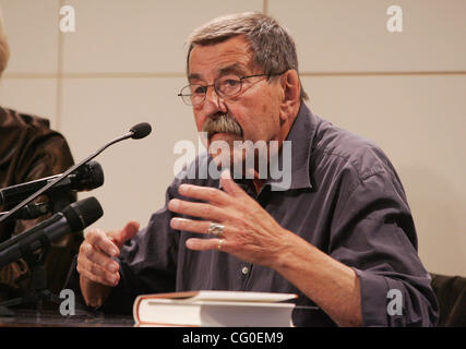 26. Juni 2007 - New York, NY, USA - Nobelpreis gewinnen deutschen Schriftsteller Günter GRASS fördert die englische Übersetzung seines neuen Buches "die Zwiebel schälen: A Memoir" Barnes & Noble Buchhandlung-Union Square.  Günter Grass, berühmt für seine vielen Bücher, die Auseinandersetzung mit der deutschen Nazi-Vergangenheit erst vor kurzem zugelassen h Stockfoto