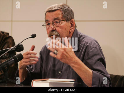 26. Juni 2007 - New York, NY, USA - Nobelpreis gewinnen deutschen Schriftsteller Günter GRASS fördert die englische Übersetzung seines neuen Buches "die Zwiebel schälen: A Memoir" Barnes & Noble Buchhandlung-Union Square.  Günter Grass, berühmt für seine vielen Bücher, die Auseinandersetzung mit der deutschen Nazi-Vergangenheit erst vor kurzem zugelassen h Stockfoto