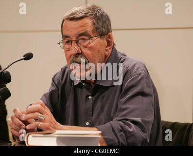 26. Juni 2007 - New York, NY, USA - Nobelpreis gewinnen deutschen Schriftsteller Günter GRASS fördert die englische Übersetzung seines neuen Buches "die Zwiebel schälen: A Memoir" Barnes & Noble Buchhandlung-Union Square.  Günter Grass, berühmt für seine vielen Bücher, die Auseinandersetzung mit der deutschen Nazi-Vergangenheit erst vor kurzem zugelassen h Stockfoto