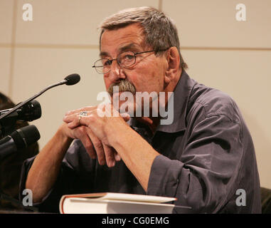 26. Juni 2007 - New York, NY, USA - Nobelpreis gewinnen deutschen Schriftsteller Günter GRASS fördert die englische Übersetzung seines neuen Buches "die Zwiebel schälen: A Memoir" Barnes & Noble Buchhandlung-Union Square.  Günter Grass, berühmt für seine vielen Bücher, die Auseinandersetzung mit der deutschen Nazi-Vergangenheit erst vor kurzem zugelassen h Stockfoto