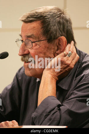 26. Juni 2007 - New York, NY, USA - Nobelpreis gewinnen deutschen Schriftsteller Günter GRASS fördert die englische Übersetzung seines neuen Buches "die Zwiebel schälen: A Memoir" Barnes & Noble Buchhandlung-Union Square.  Günter Grass, berühmt für seine vielen Bücher, die Auseinandersetzung mit der deutschen Nazi-Vergangenheit erst vor kurzem zugelassen h Stockfoto