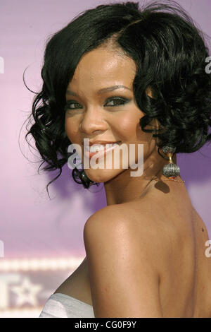 26. Juni 2007 - Los Angeles, CA, USA - Sängerin RIHANNA bei Ankunft bei den BET Awards 2007 im Shrine Auditorium in Los Angeles statt. (Kredit-Bild: © Jerome Ware/ZUMA Press) Stockfoto