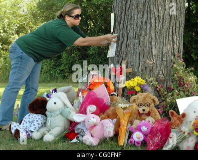 26. Juni 2007 - Akron, OH, USA - CHRISTINA MCINTIRE stellt ein kleines Plakat machte sie in einer provisorischen Gedenkstätte für Jessie und Chloe Davis nahe dem Aufstellungsort der flaches Grab, wo sie angeblich von Bobby Cutts begraben war. Jessie Davis war begraben in den Park etwa 40 Meilen ist von wo sie lebte. A Stockfoto