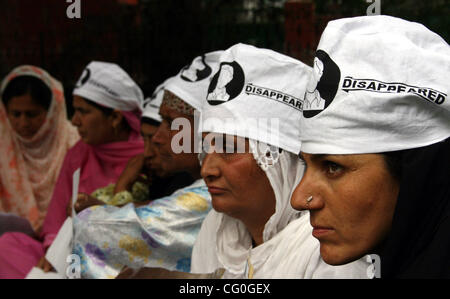 Indische Kaschmir muslimische Frauen sitzen während einer Protestaktion organisiert durch die Vereinigung der Eltern von verschwunden Personen (APDP) in Srinagar, 28. Juni 2007. Lokale Gruppen der menschlichen Rechte sagen, dass mehr als 10.000 Menschen seit Jahresbeginn einen Aufstand im indisch verwalteten Teil Kaschmirs 1989, wie verschwunden sind Stockfoto