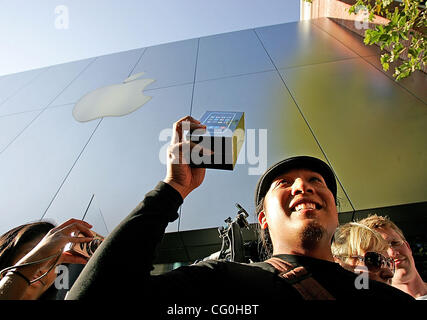 29. Juni 2007 - Los Angeles, CA, USA - JONATHAN MARIANO, 27, Los Angeles geht von der Apple store bei Grove in Los Angeles, wo er die erste Zeile 04:00 am 29. Juni 2007 angekommen war. (Kredit-Bild: © Branimir Kvartuc/ZUMA Press) Stockfoto