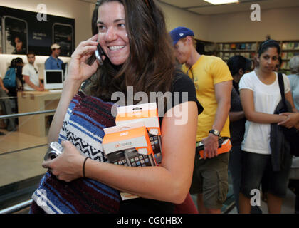 29. Juni 2007 - Los Angeles, CA, USA - CHRISTY BORGMAN von West Hollywood wartet in der Schlange um ihr iPhone im Apple Store im Grove in Los Angeles (Credit-Bild: © Branimir Kvartuc/ZUMA drücken) Stockfoto