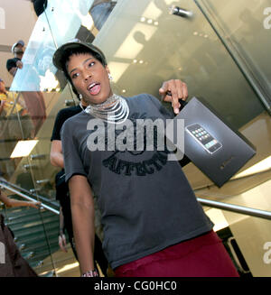 29. Juni 2007 - Los Angeles, CA, USA - Sänger MACY GRAY gehörte zu den ersten, die neu release iPhone im Apple Store im Grove in Los Angeles. (Kredit-Bild: © Branimir Kvartuc/ZUMA Press) Stockfoto