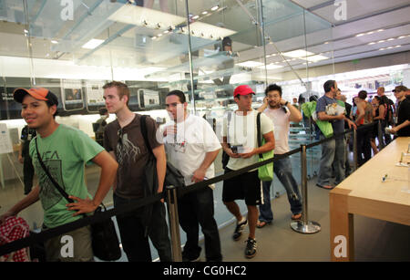 29. Juni 2007 Line-up - Los Angeles, CA, USA - Kunden in den Apple Store im Grove in Los Angeles, die neu erschienene iPhone zu kaufen. (Kredit-Bild: © Branimir Kvartuc/ZUMA Press) Stockfoto