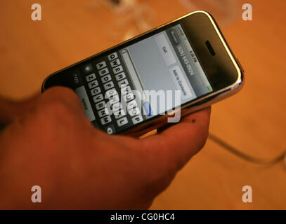 29. Juni 2007 spielt - Los Angeles, CA, USA - A Kunde mit seinem neu erworbenen iPhone im Apple Store im Grove in Los Angeles. (Kredit-Bild: © Branimir Kvartuc/ZUMA Press) Stockfoto