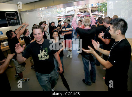 29. Juni 2007 werden - Los Angeles, CA, USA - Kunden begrüßt, von Dutzenden von Apple Store Mitarbeiter jubeln, wie sie ihren Weg in den Apple Store im Grove in Los Angeles, ein iPhone zu kaufen. (Kredit-Bild: © Branimir Kvartuc/ZUMA Press) Stockfoto