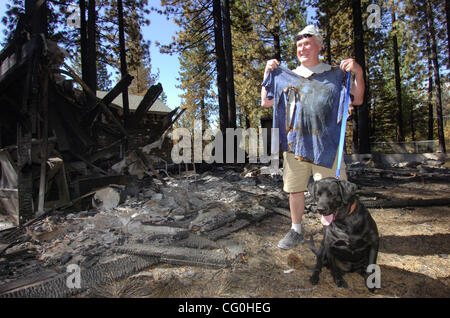 29. Juni 2007 freut sich - South Lake Tahoe, CA, USA - Keith Cooney, befinden sich Reste von seinem Lieblings-Shirt mit Siebdruck seines Hundes Beauregard auf seine zerstörte Heimat Freitag, 29. Juni 2007, nachdem er zurück in die Nachbarschaft durfte, da das Angora-Feuer am vergangenen Wochenende in South Lake Ta begann Stockfoto