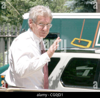 3. Juli 2007 - New Haven, CT, USA - HARRISON FORD verzichtet auf eine Menschenmenge außerhalb der alten Campus an der Yale University, wo die neueste Indiana Jones-Film gedreht wurde. Wenn die Dreharbeiten nicht stattfindet, haben Besucher auf den Satz für einen Spaziergang zurück in die fünfziger Jahre und stehen auf Drängen wurde der Stockfoto