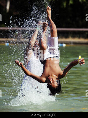 Ivan Phat, 11, macht einen Backflip mit Hilfe seines Onkels Pan Phat, wie sie bei Don Castro regionale Recreation Area Dienstag, 3. Juli 2007, in unincorporated Fairview Bezirk von Hayward, Kalifornien (Jane Tyska/The Tagesrückblick) Abkühlung an Stockfoto