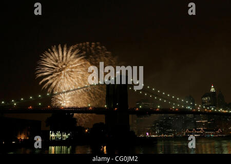 4. Juli 2007 - New York, NY, USA - 34th Annual Macy 4. Juli 2007 Feuerwerk aus Brooklyn New York. (Kredit-Bild: © J. P. Yim/ZUMA Press) Stockfoto