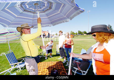 Wes McDonald und seine Frau Barbara (Livermore) abstecken ihrer Familie Sitz in Livermore Independence Day Feier in Robertson Park auf Mittwoch, 4. Juli 2007. (Gina Halferty/Tri-Valley Herald) Stockfoto