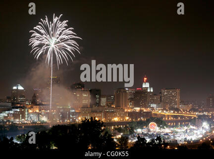 2. Juli 2007 - St. Paul, MN, USA - Feuerwerk an den Geschmack von Minnesota am Montagabend.  (Kredit-Bild: © Carlos Gonzalez/Minneapolis Star Tribune/ZUMA Press) Stockfoto