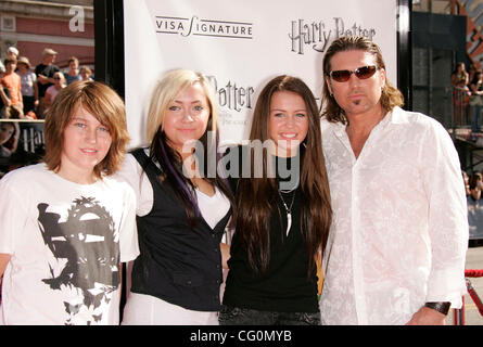 Jul 8,2007; Hollywood, Kalifornien, USA;  Schauspielerin MILEY CYRUS, Vater BILLY RAY, Schwester BRANDI & Bruder BRAISON bei der "Harry Potter und der Orden des Phönix" LA Premiere statt im Mann Chinese Theatre. Obligatorische Credit: Foto von Lisa O'Connor/ZUMA Press. (©) Copyright 2007 von Lisa O'Connor Stockfoto