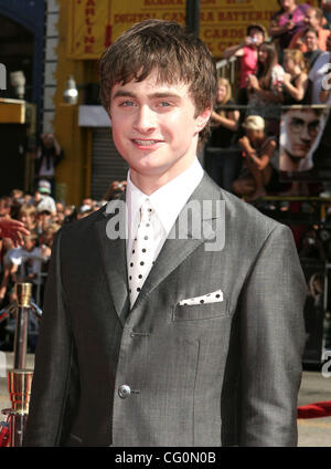 8. Juli 2007; Hollywood, Kalifornien, USA;  Schauspieler DANIEL RADCLIFFE bei der US-Premiere von Harry Potter und der Orden des Phönix abgehaltenen Graumans Chinese Theater, Hollywood. Obligatorische Credit: Foto von Paul Fenton/ZUMA Press. (©) Copyright 2007 von Paul Fenton Stockfoto