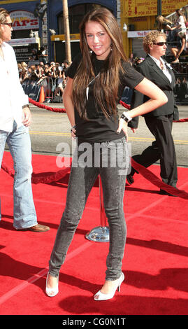 8. Juli 2007; Hollywood, Kalifornien, USA;  Schauspielerin MILEY CYRUS an die US-Premiere von Harry Potter und der Orden des Phönix abgehaltenen Graumans Chinese Theater, Hollywood. Obligatorische Credit: Foto von Paul Fenton/ZUMA Press. (©) Copyright 2007 von Paul Fenton Stockfoto