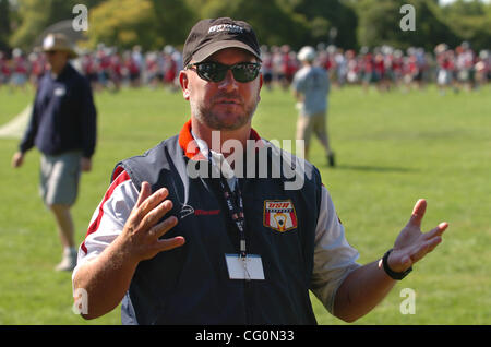 Der ehemalige Herzog Lacrosse Trainer Mike Pressler spricht Eltern während des 6. jährlichen "Werden die besten" Lacrosse Camps im Park Osage auf Sonntag, 8. Juli 2007 in Danville, Kalifornien Die Lacrosse-Klinik von San Ramon Valley Trainer Peter Worstell laufen bestand aus 53 Trainer und 275 Kinder. (Jose Carlos Fajardo/Cont Stockfoto