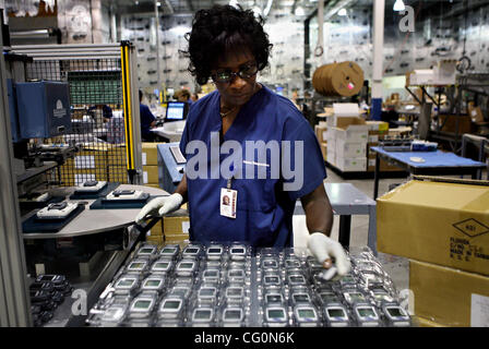 9. Juli 2007 - betreibt ft. Lauderdale, FL, USA - Home Diagnostics Mitarbeiter, STARR WILLIAMS, eine Etikettiermaschine für Blutzuckermessgeräte auf 9. Juli 2007.  Rundgang durch die Produktionsanlagen für Home Diagnostics, ein Unternehmen spezialisiert in Blutzuckermessgeräte und Test-Streifen für Diabetiker, am Juli Stockfoto