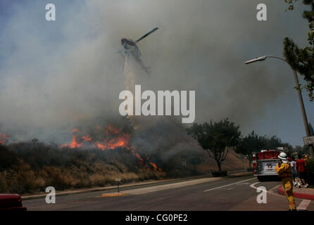 11. Juli 2007, San Diego, Kalifornien, San Diego Feuerwehrleute mit Hilfe von anderen Agenturen um die Gemeinde machte kurzen Prozess mit einem langsamen beweglichen Bürste Feuer, die etwa acht Hektar Int Bereich Rancho Penasquitos gebrannt.   Eine San Diego Fire Rescue Abteilung Hubschrauber hochgezogen, da es ein Airdrop entladen Stockfoto