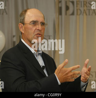 12. Juli 2007 hat - Melville, New York, USA - MICHAEL DAVID CAPELLAS Chairman und Chief Executive Officer (CEO) von First Data Corporation seit September 2007. Zuvor war er Chairman und CEO der Compaq Computer Corporation. (Kredit-Bild: © Kirk Kondylen/ZUMA Press) Stockfoto
