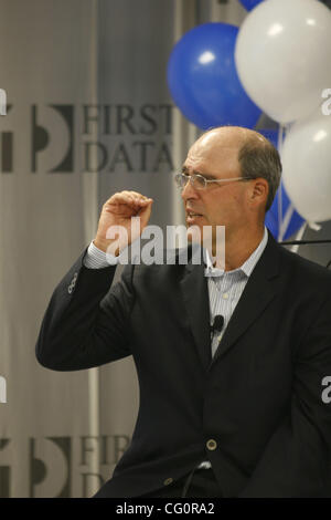 12. Juli 2007 hat - Melville, New York, USA - MICHAEL DAVID CAPELLAS Chairman und Chief Executive Officer (CEO) von First Data Corporation seit September 2007. Zuvor war er Chairman und CEO der Compaq Computer Corporation. (Kredit-Bild: © Kirk Kondylen/ZUMA Press) Stockfoto