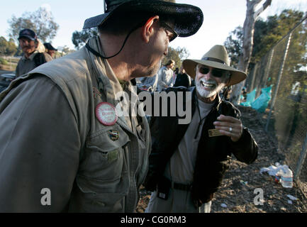 12. Juli 2007, San Diego, Kalifornien, USA. Die 20. jährlichen Stand Down in San DIego begann Freitag für die dreitägige Veranstaltung konzentrierende Dienstleistungen für obdachlose Veteranen. Begründer der Stand Down, ROBERT VAN KEUREN, links, und JON NACHISON, (weißer Bart) vermischte sich mit dem Teilnehmer, wie sie in S eingereicht Stockfoto