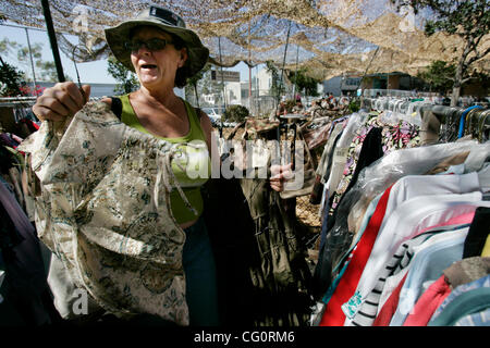 12. Juli 2007, San Diego, Kalifornien, USA. MICHELLE RANDALL, eine militärische abhängige gespendet holt sich ein neues Outfit aus den Regalen der Kleidung von Freitag, dem ersten Tag des 20. jährlichen Stand Down in San DIego, eine dreitägige Veranstaltung Dienstleistungen für obdachlose Veteranen zu konzentrieren. Begründer der Stand Down Stockfoto