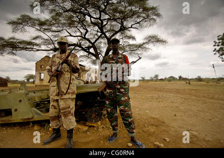 13. Juli 2007 - Kapoeta, Truppen im Südsudan - SPLA (Sudan Peoples Liberation Army) auf Patrouille außerhalb der militärischen Festung der SPLA im Südsudan. Die SPLA sind meistens Dinka, und den Rebellen Widerstand, der half, die Dinka Leute während des Krieges zu schützen. (Kredit-Bild: © Micha Albert/ZU Stockfoto