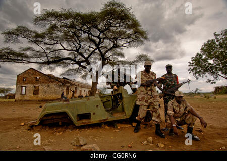 13. Juli 2007 - Kapoeta, Truppen im Südsudan - SPLA (Sudan Peoples Liberation Army) auf Patrouille außerhalb der militärischen Festung der SPLA im Südsudan. Die SPLA sind meistens Dinka, und den Rebellen Widerstand, der half, die Dinka Leute während des Krieges zu schützen. (Kredit-Bild: © Micha Albert/ZU Stockfoto