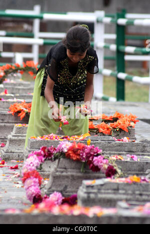 Ein Kaschmir-Mädchen ihre Hommage an die Märtyrer Friedhof in Srinagar, Indien, Freitag, 13. Juli 2007. Leben im Kaschmir-Tal war im Hinblick auf einen Streik-Aufruf gegeben von verschiedenen separatistische Organisationen am Märtyrer gelähmt. Die Einhaltung der Märtyrer-Tag stammt aus dem 13. Juli 1931, wenn 22 Muslim Stockfoto